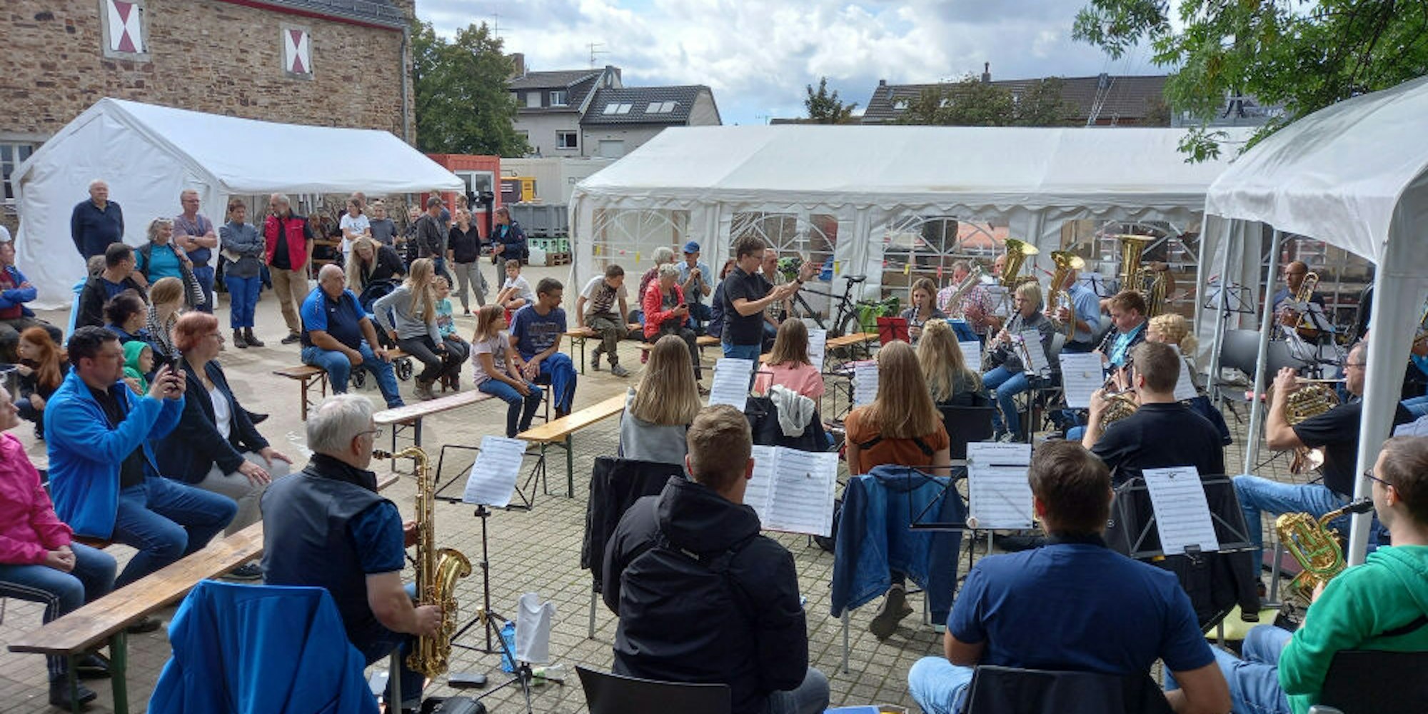 Der Musikverein Lichtenberg und das Morsbacher Klangwerk richteten am vergangenen Sonntag in Odendorf, Gemeinde Swisttal, ein Platzkonzert aus.