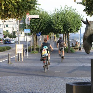 Absteigen und schieben heißt es für Radfahrer künftig zwischen Eselsdenkmal und Haltestelle Fähre (im Hintergrund). Weil es sich hier oft besonders knubbelt, wird dieser Abschnitt der Promenade zur reinen Fußgängerzone.
