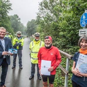 Sabine Krämer-Kox (rechts) und Klaus Becker (Mitte) erhielten eine Urkunde für ihre stolze Kilometerleistung auf dem Rad. Bürgermeister Stefan Caplan überreichte zudem Gutscheine von Radsport Campana.
