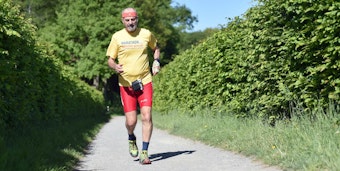 Karl-Ernst Rösner startet beim Kölnmarathon 2018 zum letzten Mal. Mit 80 Jahren. Und hofft, dass das Ziel noch auf ist, wenn er den Dom erreicht.