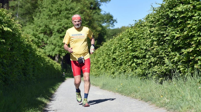 Karl-Ernst Rösner startet beim Kölnmarathon 2018 zum letzten Mal. Mit 80 Jahren. Und hofft, dass das Ziel noch auf ist, wenn er den Dom erreicht.