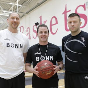 Chefcoach Will Voigt (Mitte) mit den Co-Trainern Chris O’Shea (l.) und Savo Milovic.