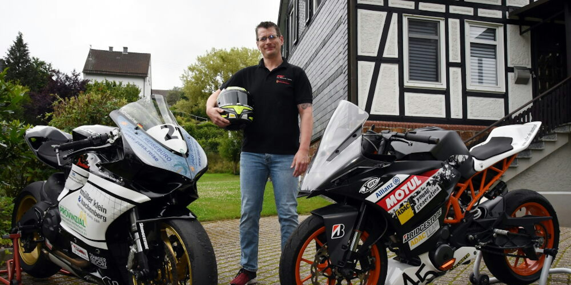 Mit seiner angestammten Ducati (l.) und der neu angeschafften KTM möchte Frank Schumacher in Nordirland starten.