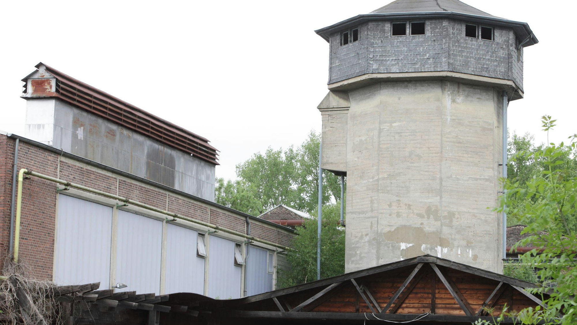 Das Foto zeigt den Wasserturm der ehemaligen Pappenfabrik Wachendorff in Bergisch Gladbach-Gronau.