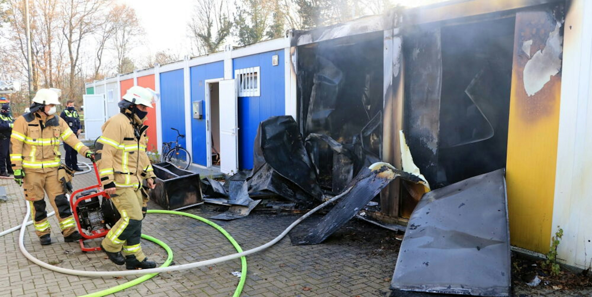 In Frechen hat es auch am Montag wieder gebrannt: In der letzten Reihe des Containerdorfes an der Sportanlage Herbertskaul brannte eine Wohneinheit.