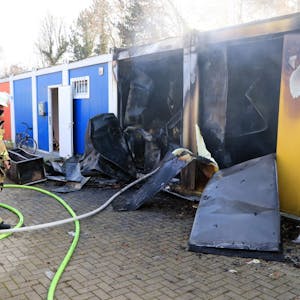 In Frechen hat es auch am Montag wieder gebrannt: In der letzten Reihe des Containerdorfes an der Sportanlage Herbertskaul brannte eine Wohneinheit.