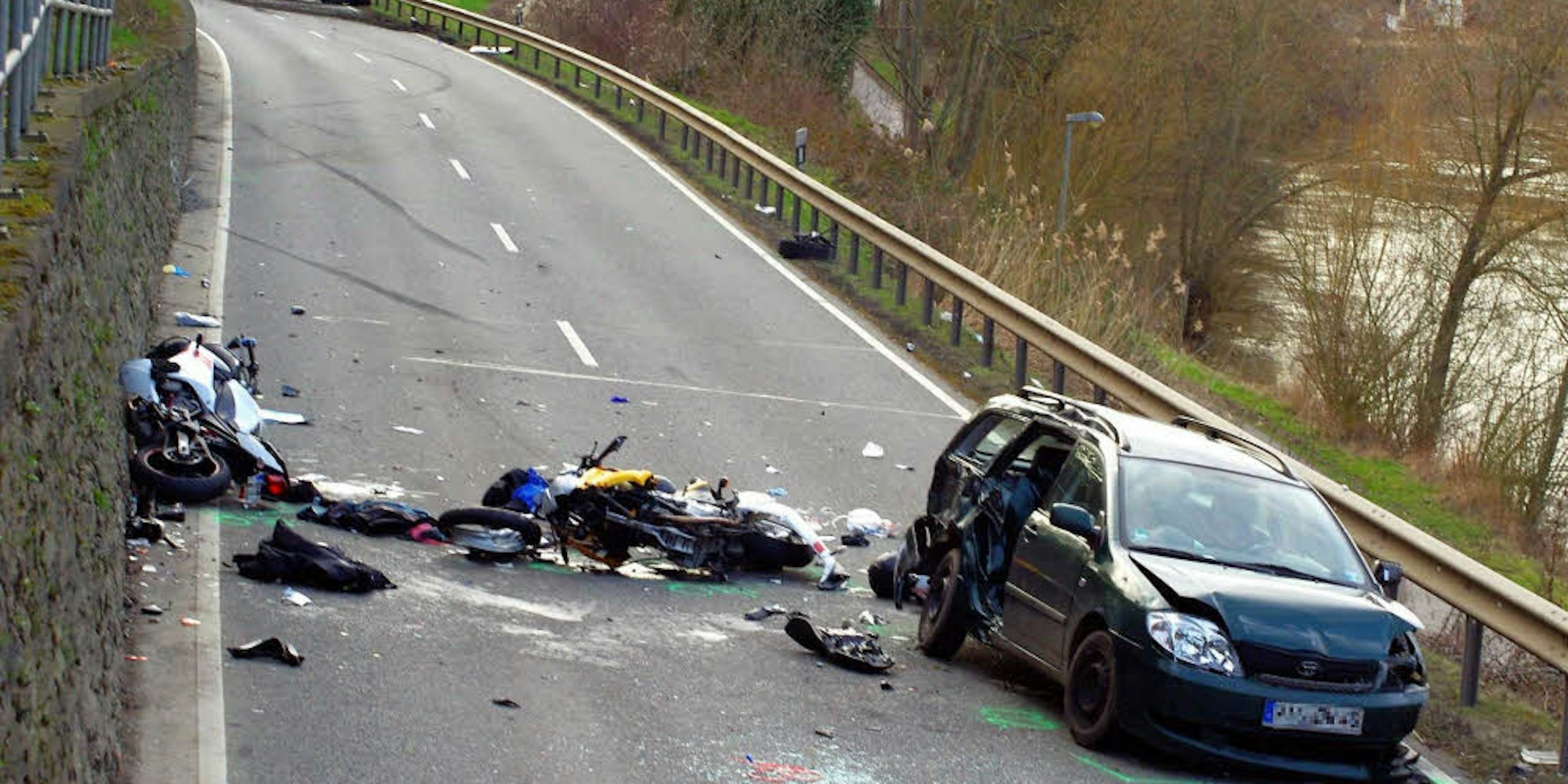Auf der B53 sind am Samstagnachmittag zwei Motorradfahrer aus dem Kreis Euskirchen tödlich verunglückt.