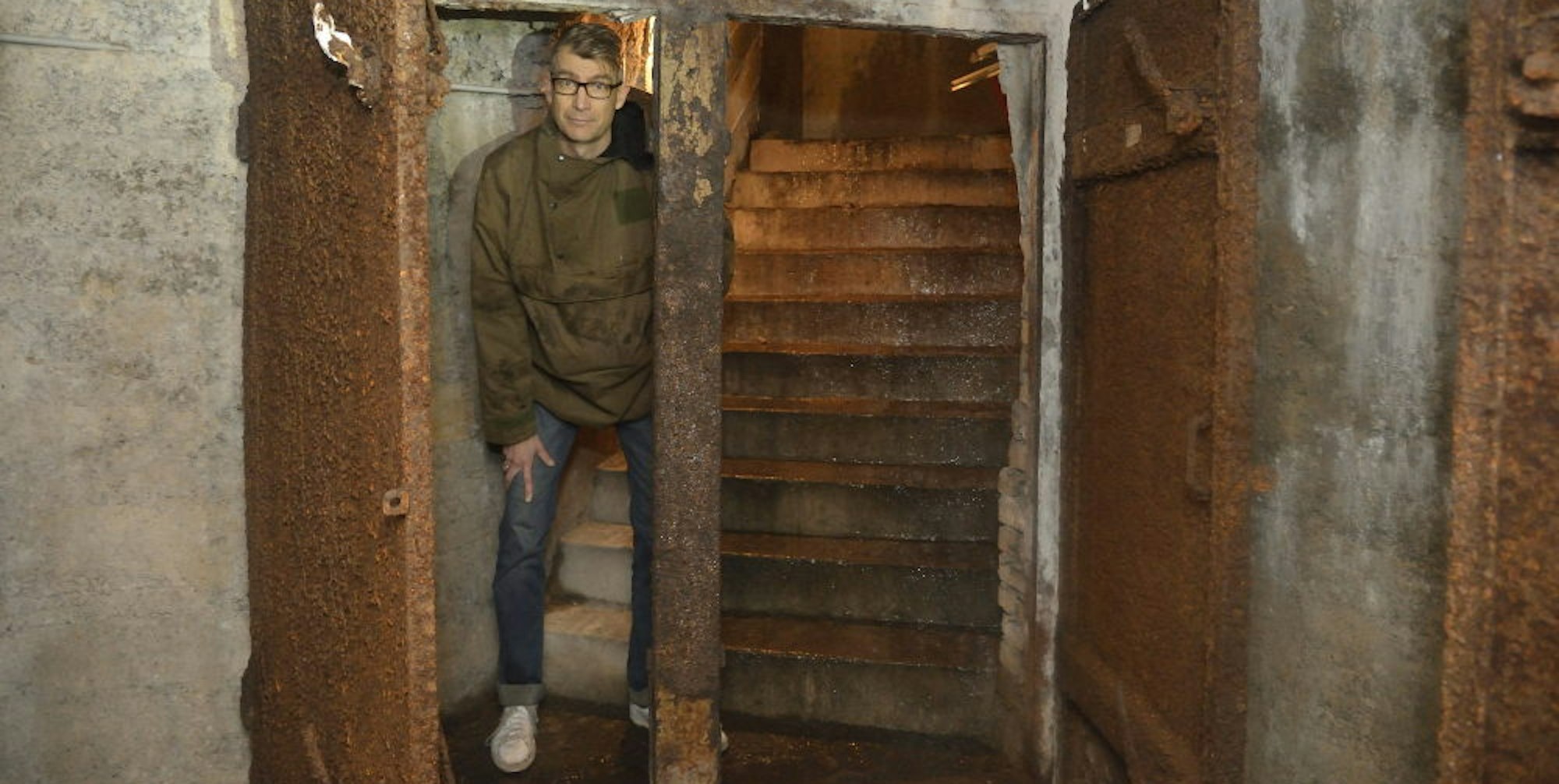 Robert Fahr zeigt einen Notausgang des Bunkers Rotdornallee.