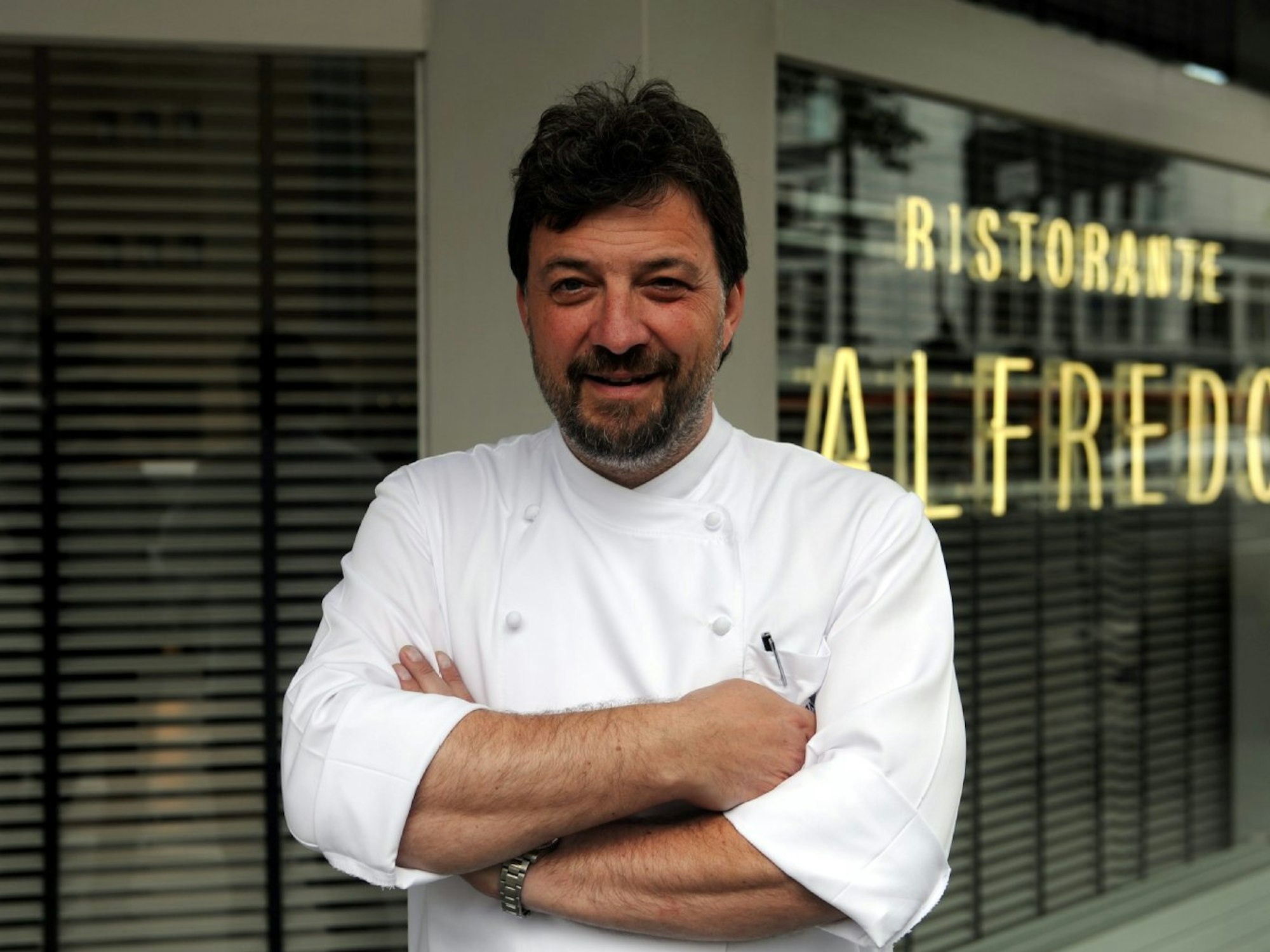 Chefkoch und Inhaber Roberto Carturan vor dem Restaurant.