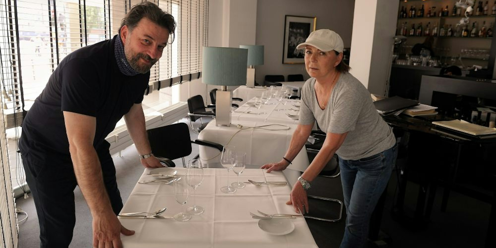 „Alfredo“-Inhaber Roberto Carturan und seine Frau Susanne stellen die Tische so um, dass die Mindestabstände eingehalten werden.