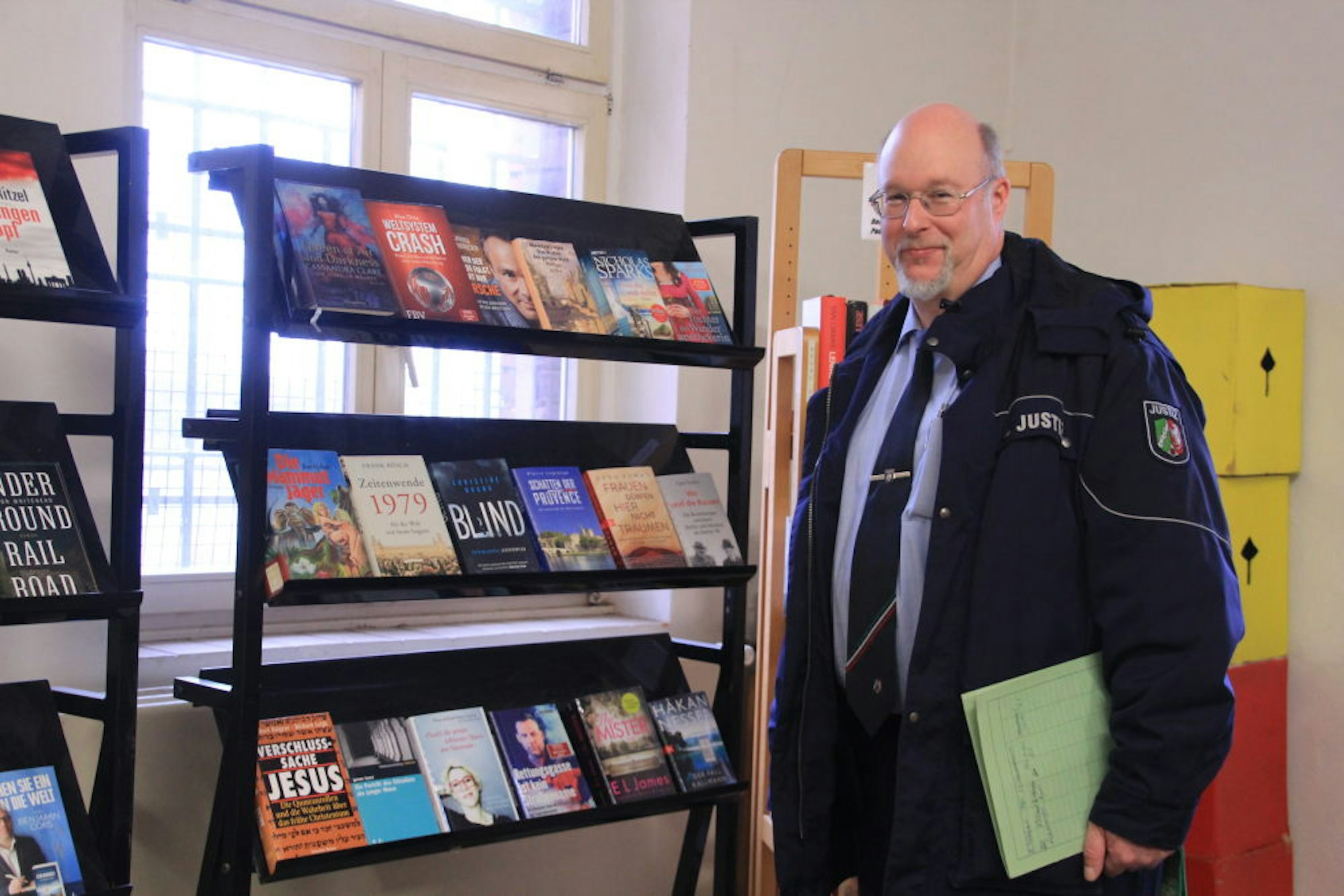 Jörg Gieseking ist in der JVA zuständig für die Bibliothek.