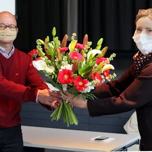 Martin Wölfle gratuliert der frisch gekürten SPD-Bürgermeisterkandidatin Monika Hallstein.