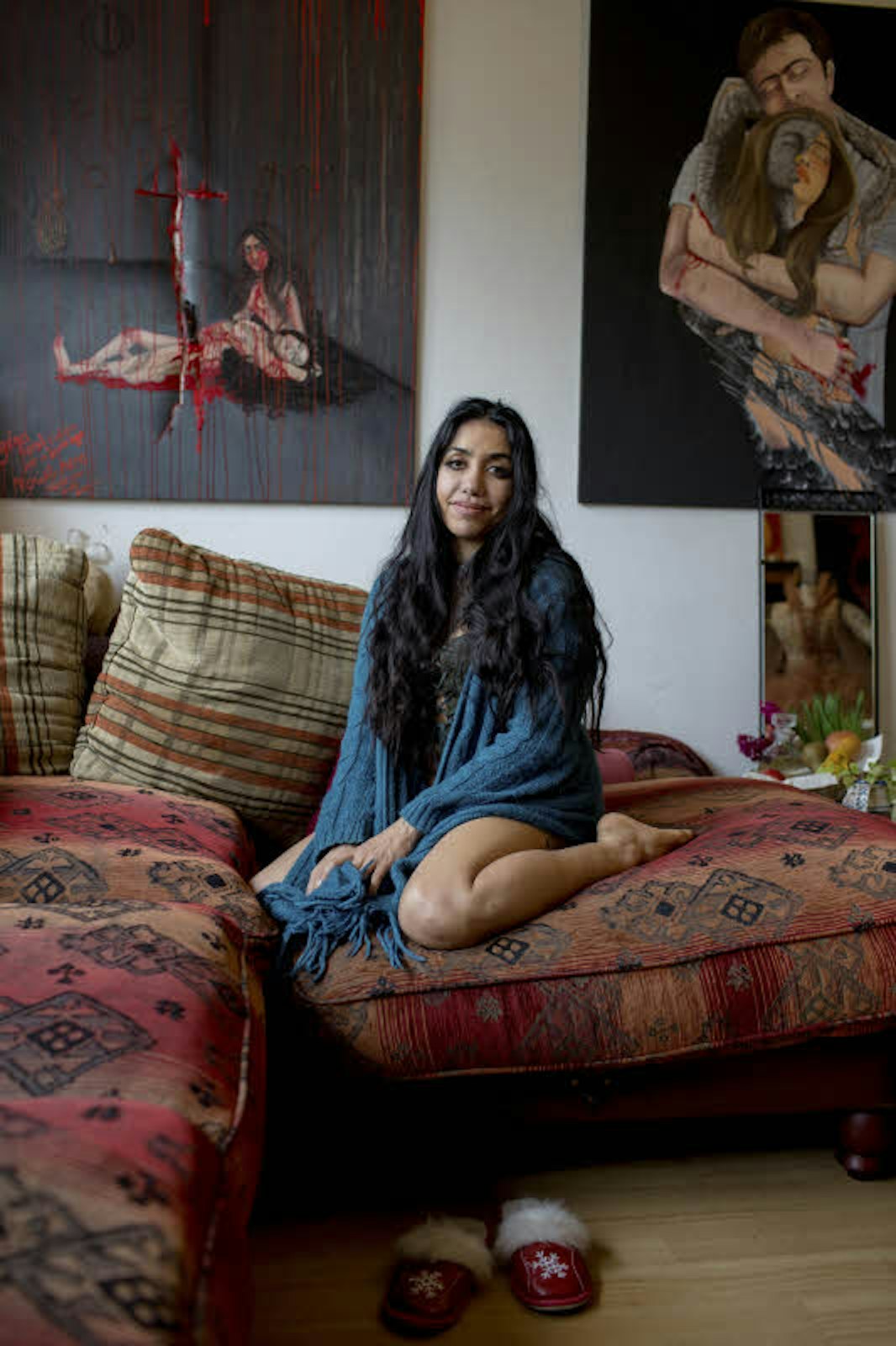 Solmaz Vakilpour in ihrer Wohnung in Bocklemünd. Die Bilder darin hat sie selbst gemalt.
