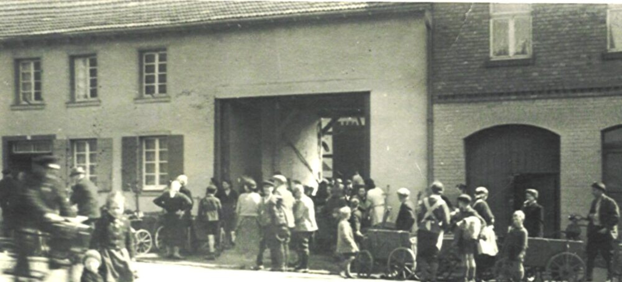 Der historische Esserhof an der Liblarer Hauptstraße zog viele Kunden an, die mit dem Handwagen ihre Kartoffeln holten.