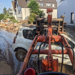 Blick aus dem Bagger: In Ahrweiler hilft Bauunternehmer Schmidt aus Waldbröl-Bladersbach beim Aufräumen.