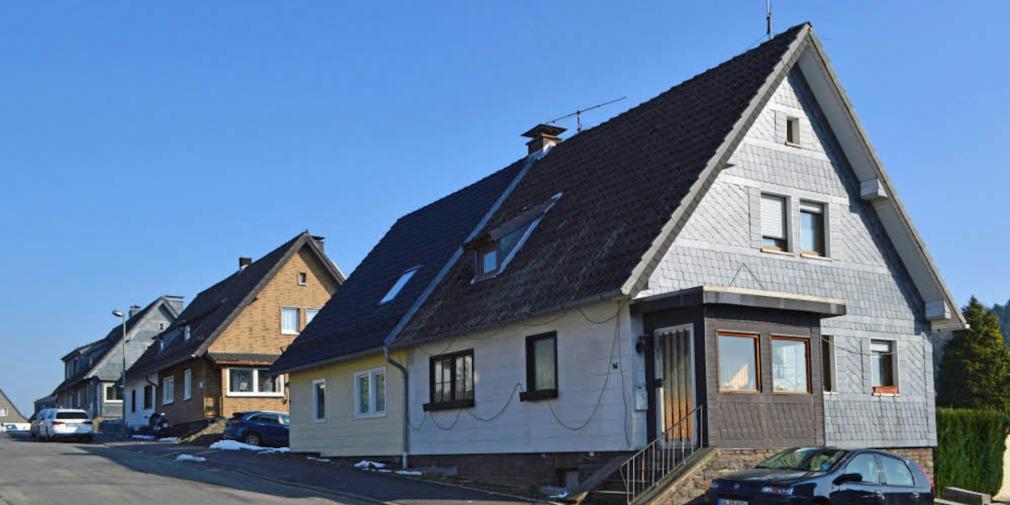 So sehen die Häuser an der Corneliusstraße heute aus. Aufgrund der Fassadenverkleidung ist die Holzbauweise nicht mehr zu erkennen.