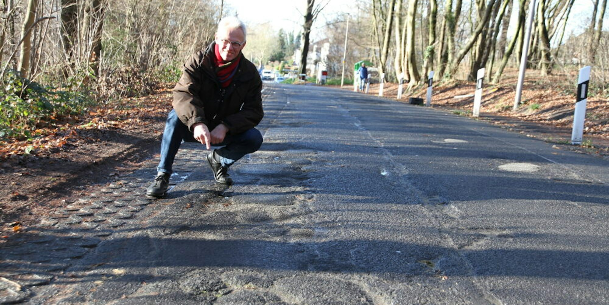 Bernd Kirsch kritisiert nach einem Sturz mit dem Fahrrad den schlechten Zustand der Straße Viehtrift in Siegburg-Stallberg.