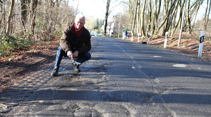Bernd Kirsch kritisiert nach einem Sturz mit dem Fahrrad den schlechten Zustand der Straße Viehtrift in Siegburg-Stallberg.