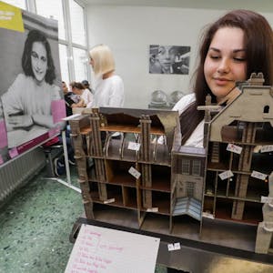 Das Modell des Wohnhauses, in dem sich Anne Frank und ihre Familie in Amsterdam versteckten, ist auch in der Ausstellung zu sehen.