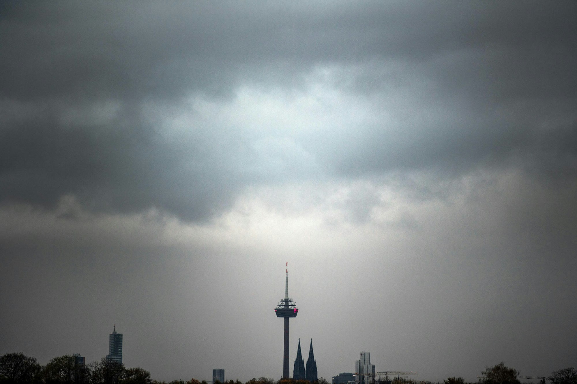 Wolken über Köln: Der Deutsche Wetterdienst hat eine Sturmwarnung für Köln herausgegeben.
