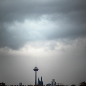 Wolken über Köln: Der Deutsche Wetterdienst hat eine Sturmwarnung für Köln herausgegeben.