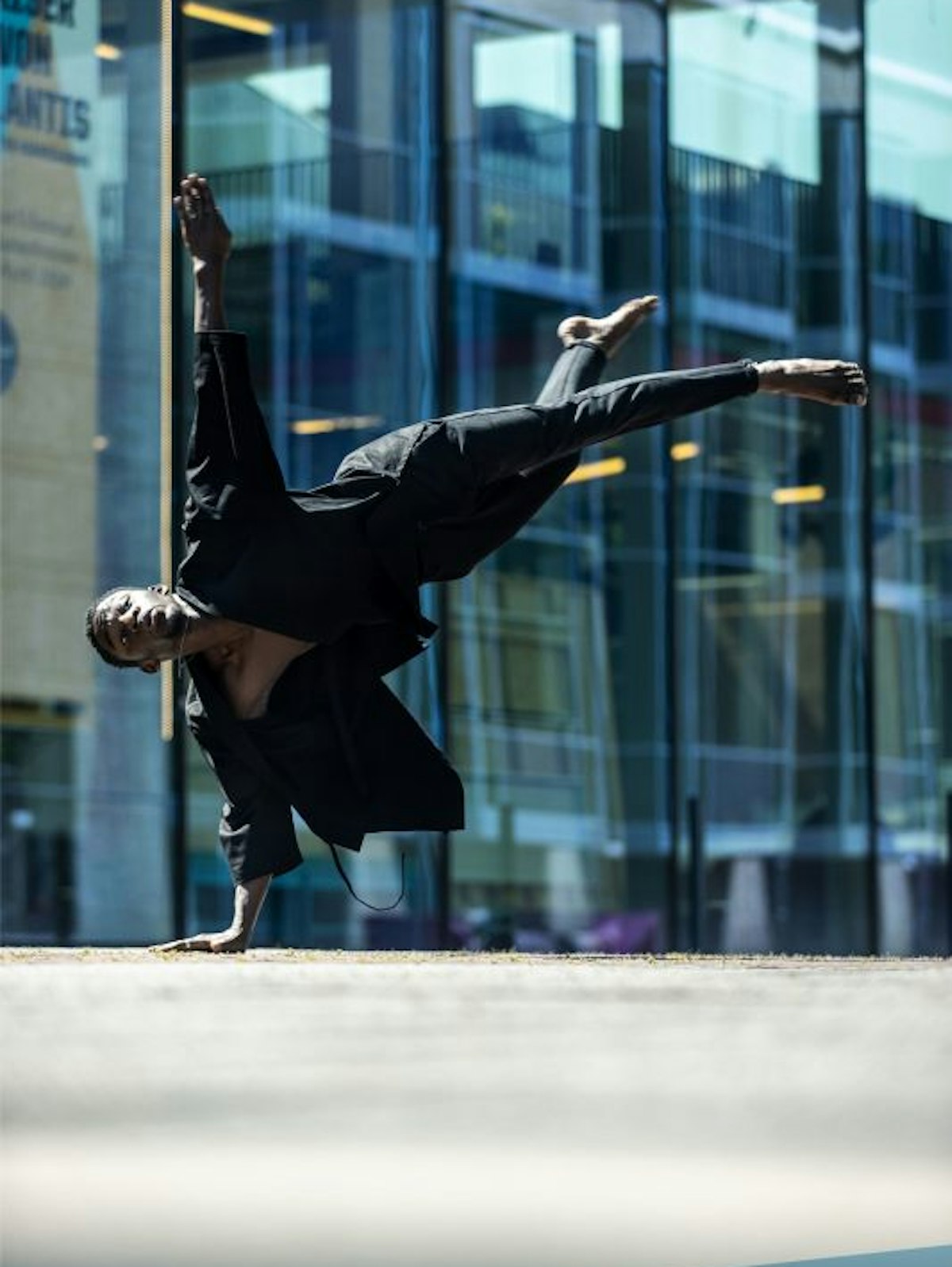 Akrobatisch: Kelvin Kilonzo vor dem Neven-DuMont Medienhaus