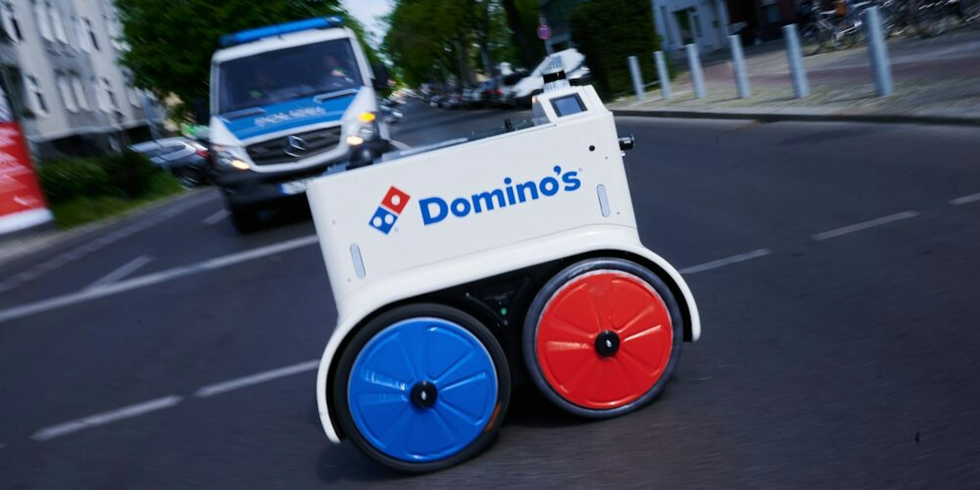 Mit sechs Stundenkilometern ans Ziel: Der Pizza-Roboter unterwegs auf Berlins Straßen.