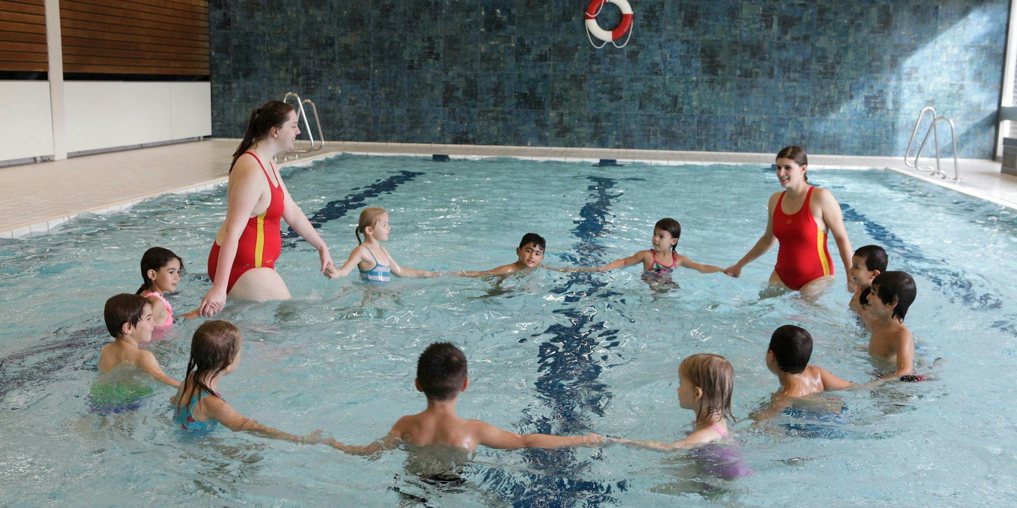 Eine schon historische Aufnahme: Kinder lernen im Hallenbad Mohnweg schwimmen.