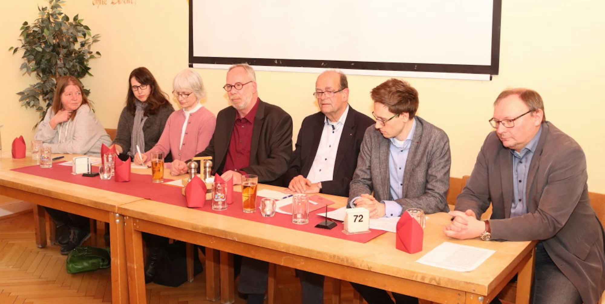 Die Vertreter von Grünen, FDP und SPD präsentierten Thomas Hein (M.) als möglichen Bürgermeisterkandidaten.