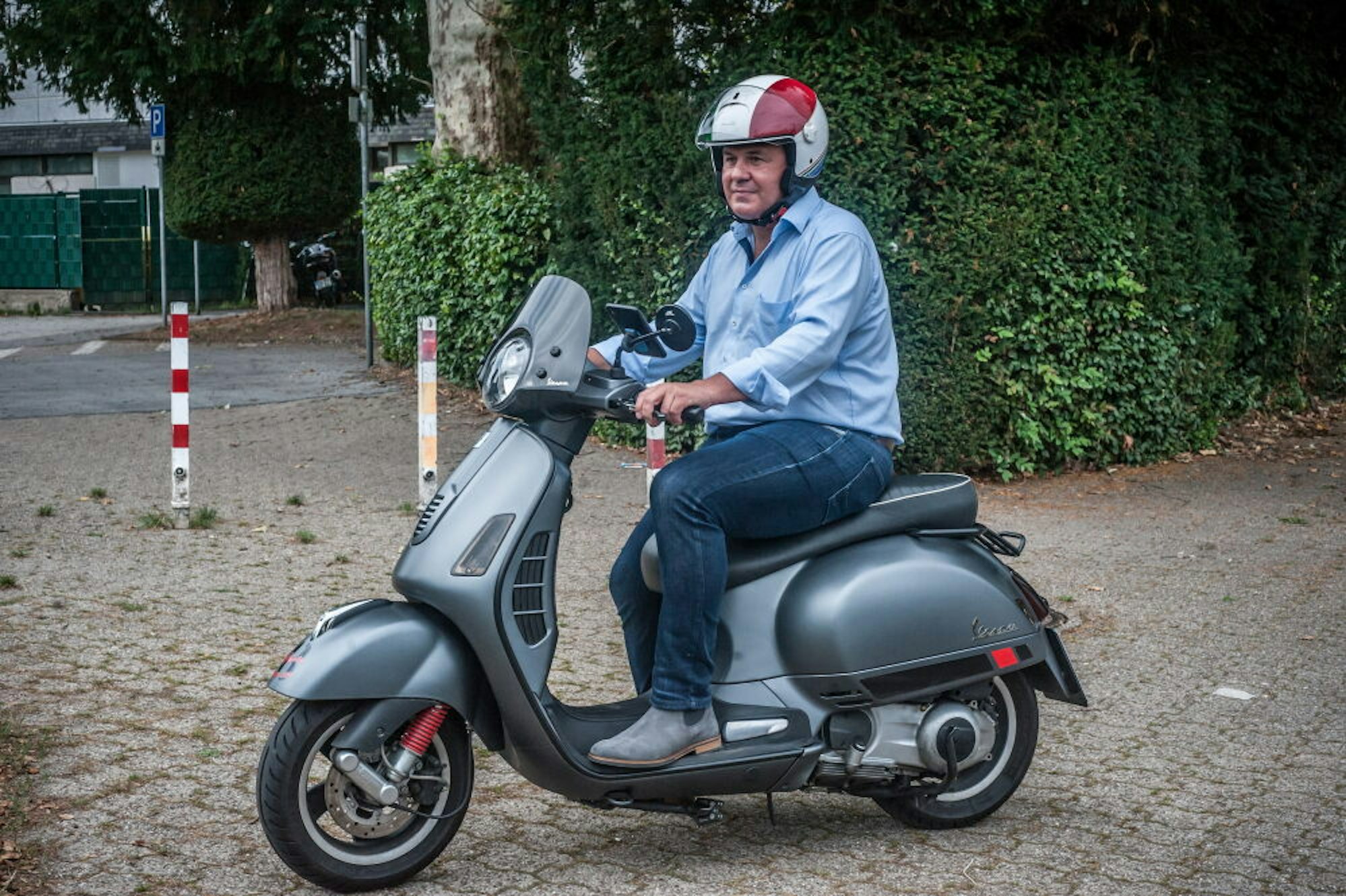 Privat und dienstlich ist der Sozialdemokrat bei trockenem Wetter am liebsten mit seinem Motorroller unterwegs.