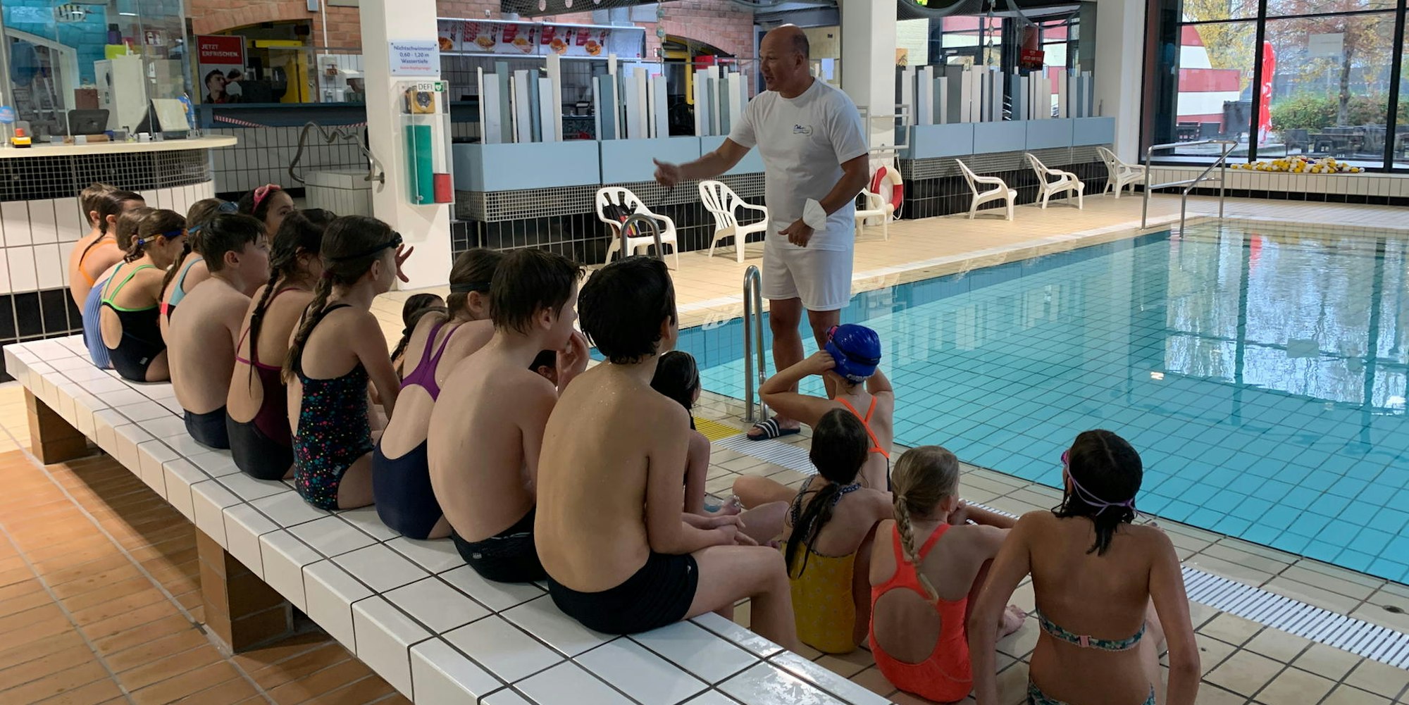Frank Rock übernahm den Schwimmunterricht in der 4. Klasse der Don-Bosco-Grundschule in Hürth.