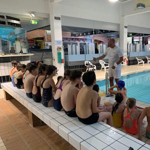 Frank Rock übernahm den Schwimmunterricht in der 4. Klasse der Don-Bosco-Grundschule in Hürth.