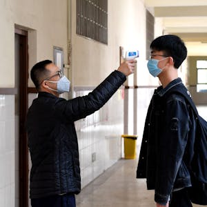 Fiebermessen, Mundschutz und Distanz: So sieht der neue Schulalltag in China aus.