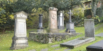 Der kleine verwunschene Friedhof steht seit 1992 unter Denkmalschutz. Pflege und Unterhaltung des Geländes und der Grabstätten obliegen der Kirchengemeinde.