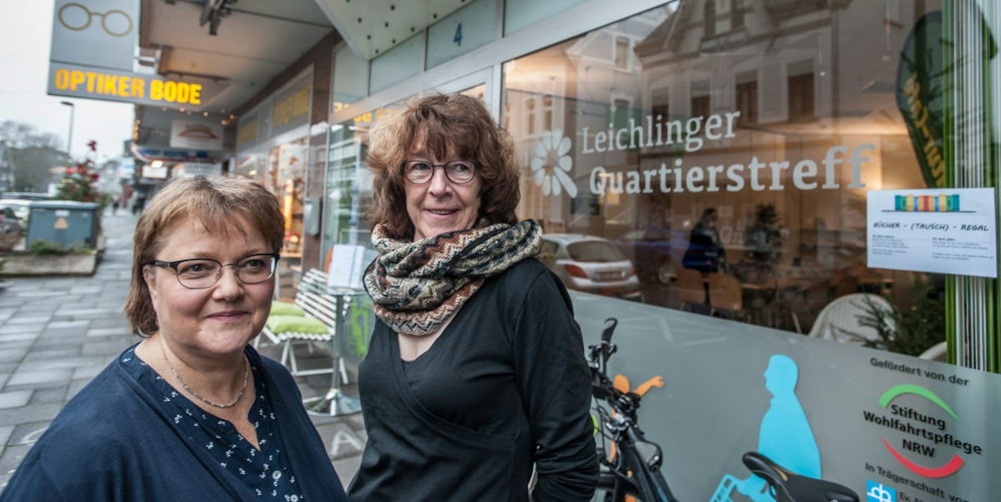 Sabine Rauh (l.) und Hilde Cordes laden zur Kunstauktion in den Leichlinger Quartierstreff in der Gartenstraße 4 ein. Örtliche Künstler haben dafür 28 Werke gespendet.
