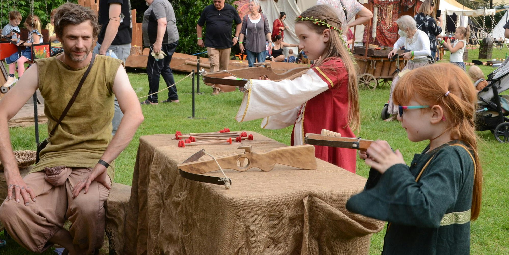 Begeistert vom Mittelalter: Die siebenjährige Lotti aus Königswinter und ihre neunjährige Schwester Lilly übten sich im Armbrustschießen.