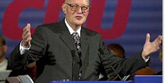 Gerhard Stoltenberg spricht auf dem Festakt zum 50-jährigen Bestehen der CDU im Oktober 2000.