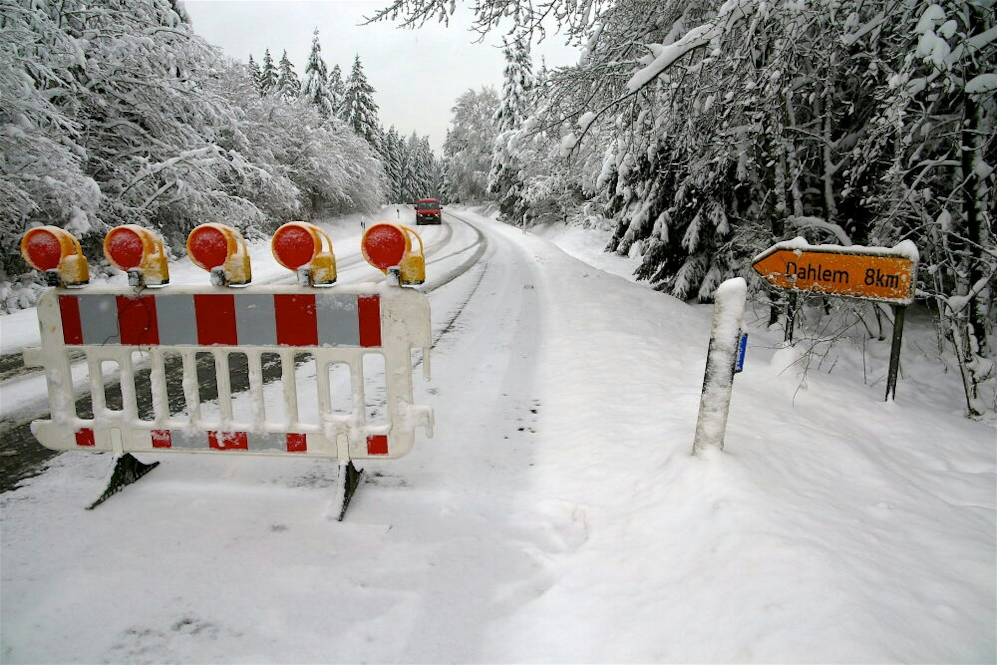Gesperrt: Eine Fahrt auf der L 110 zwischen Neuhaus und Dahlem birgt erhebliche Gefahren. Hier wurde der Winterdienst eingestellt.