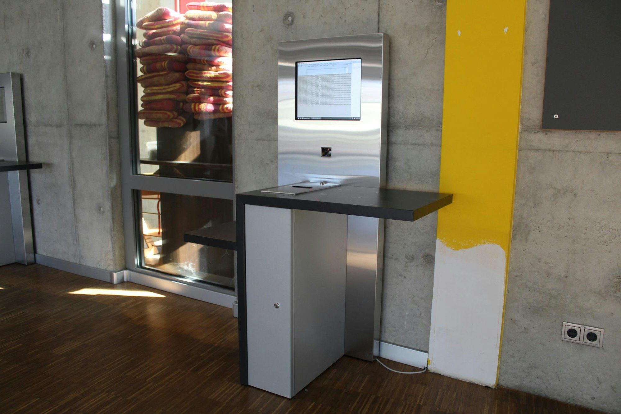 In der Bibliothek können die Besucher über diese Automaten Bücher ausleihen.