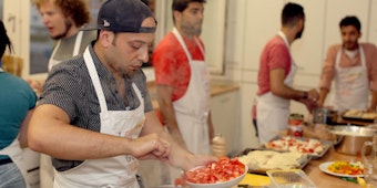 Koch Atallah übernimmt an dem Abend im Familienforum die Regie in der Küche. Alle anderen helfen mit.