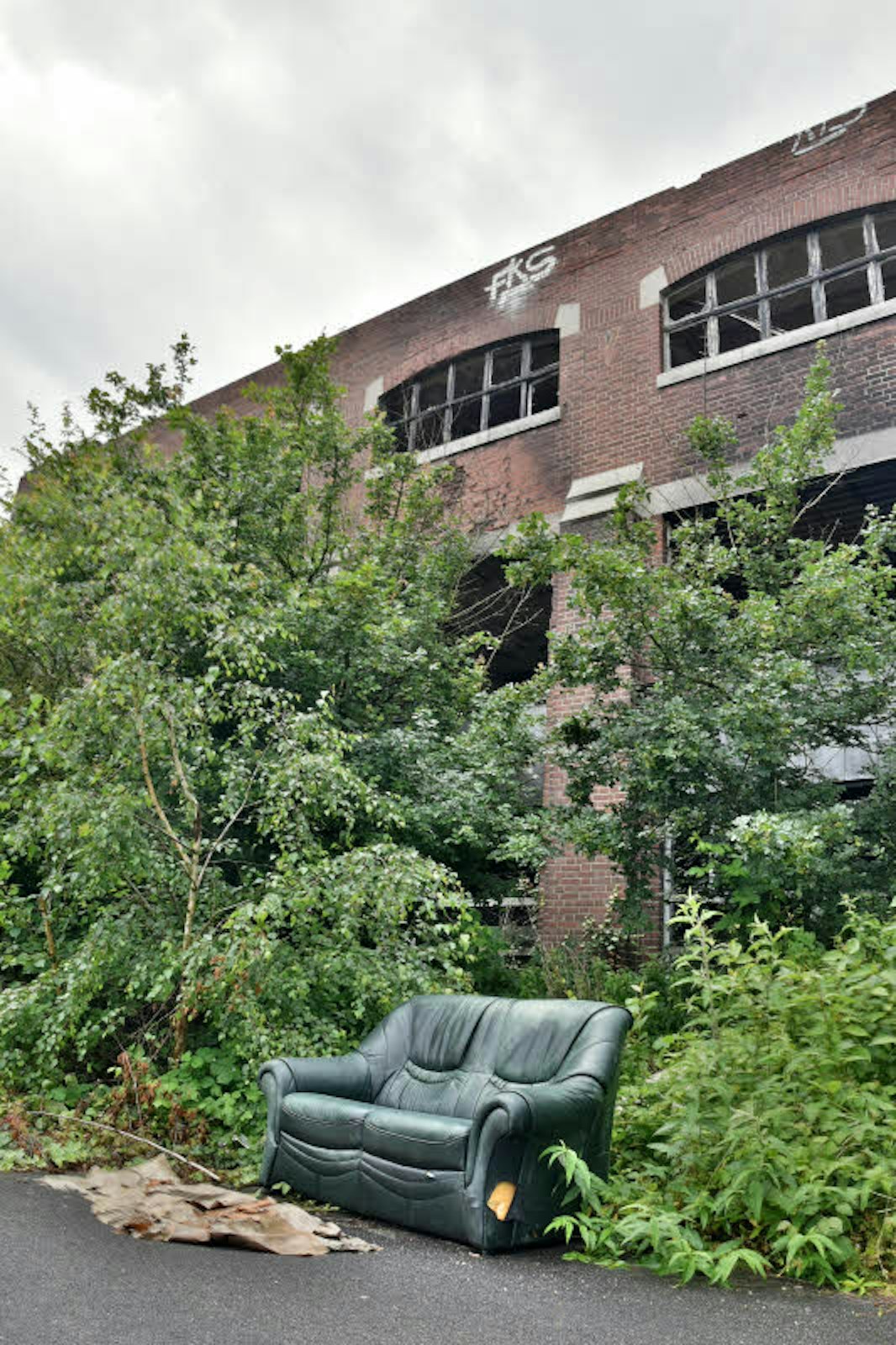 Hier kann man es sich sogar bequem machen: Unbekannte haben vor dem Hauptgebäude der Norton-Werke ein altes Sofa abgestellt.