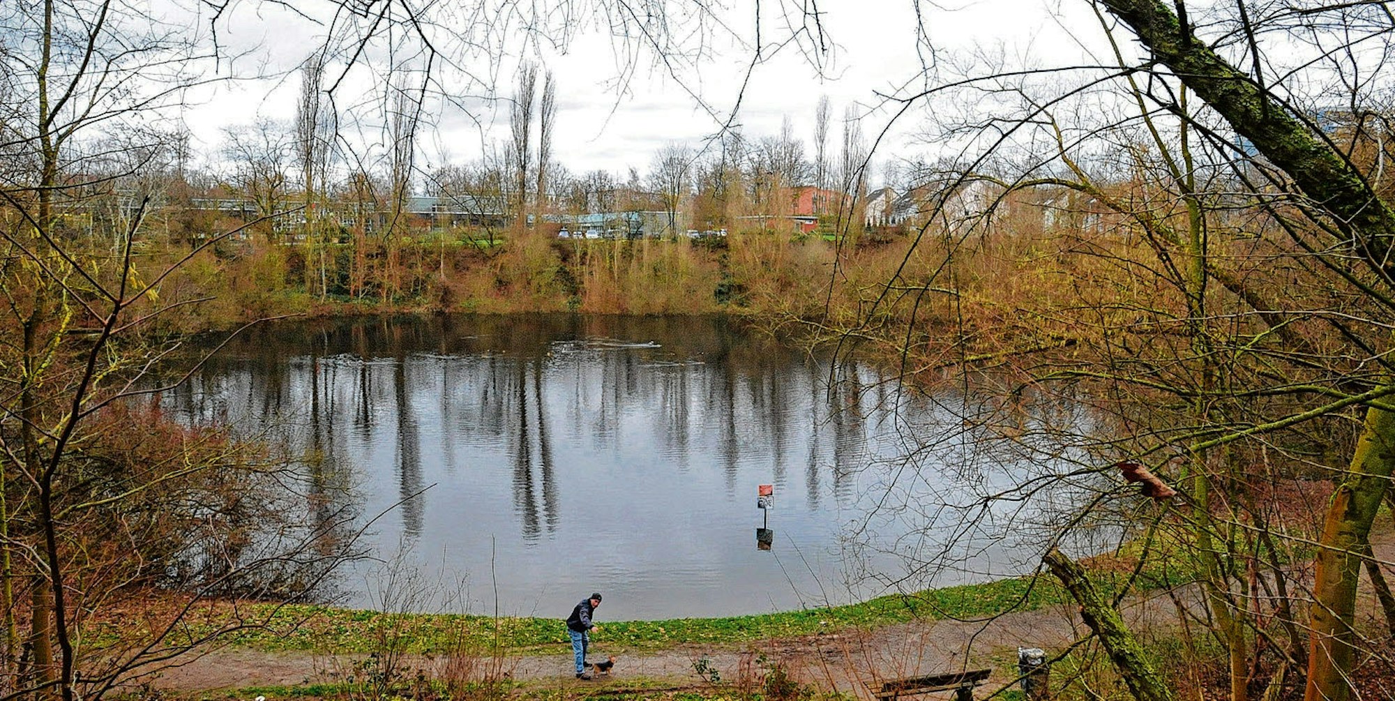 Die ehemalige Kiesgrube an der Netzestraße, nun Rheindorfer See genannt, soll Erholungsgebiet werden.