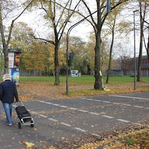 Auf der Sportfläche neben der Gesamtschule Mülheim (r.) soll eine offene Halle gebaut werden. Foto: Schäfer