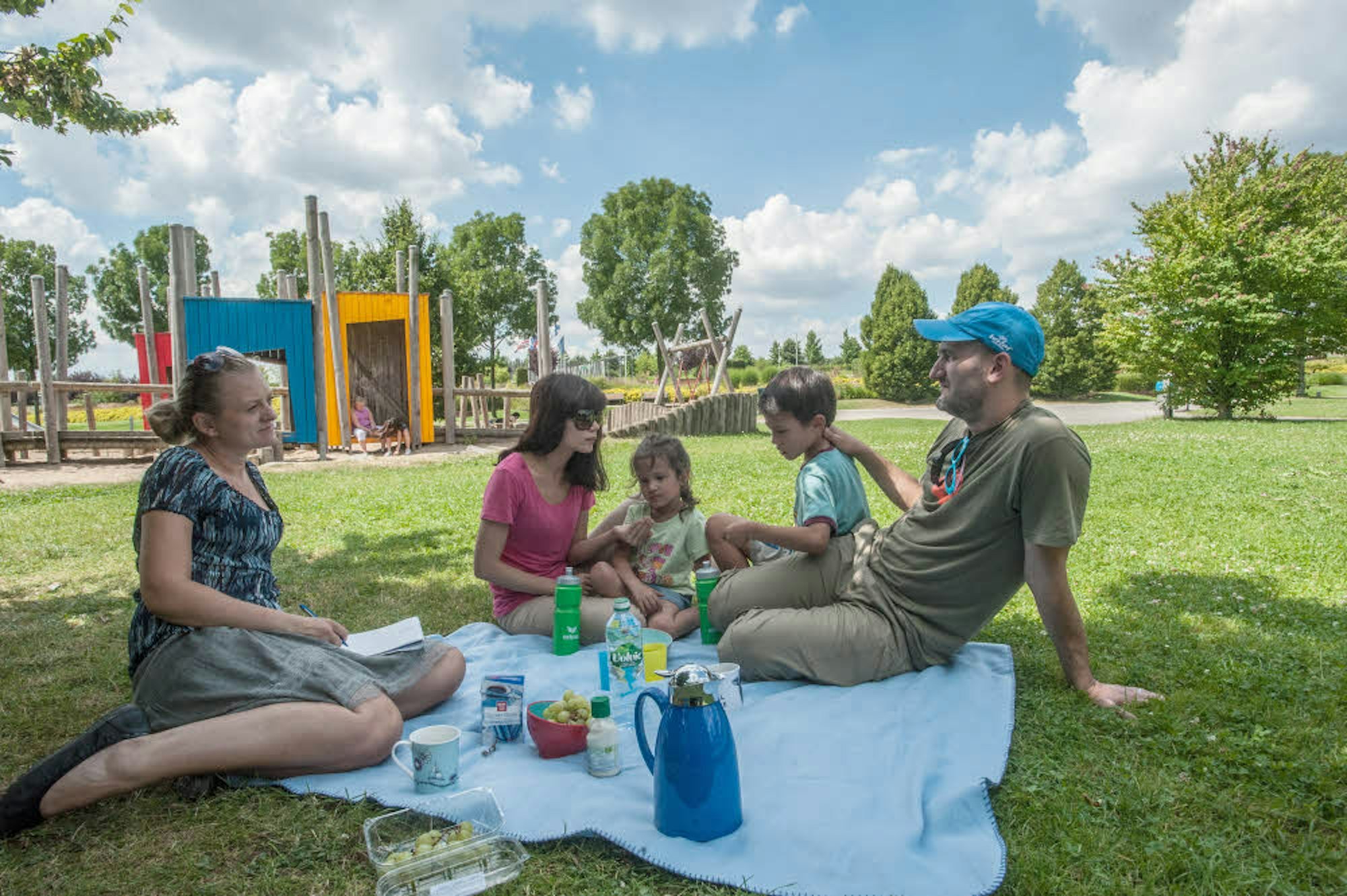 Zu Besuch in der Heimat und auf unserer Picknick-Decke am großen Spielplatz im Neulandpark: Familie Peluso aus Taiwan.