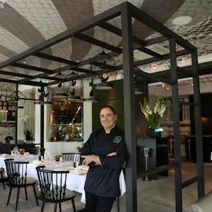 Gastronom Luis Diaz in seinem neuen Restaurant „Aura“am Rodenkirchener Rheinufer