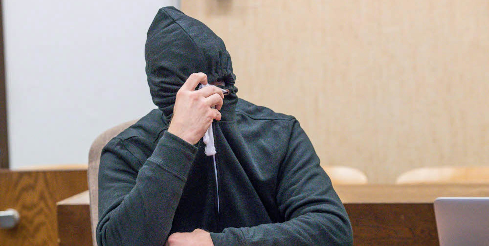 Volle Deckung: Sein Gesicht versteckte der 41 Jahre alte Angeklagte hinter seinem Pullover.