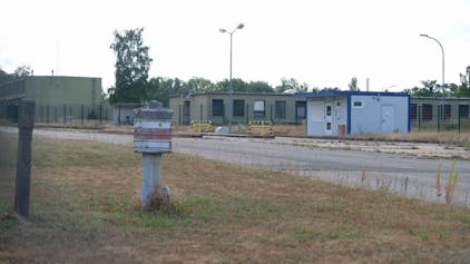 Hinter dem Zaun stehen alte Bundeswehrgebäude. Sie sollen ersetzt werden. Hier soll ein das Ausbildungszentrum entstehen.