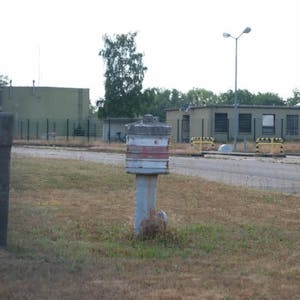 Hinter dem Zaun stehen alte Bundeswehrgebäude. Sie sollen ersetzt werden. Hier soll ein das Ausbildungszentrum entstehen.
