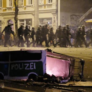 Polizisten räumen in der Neujahrsnacht eine Kreuzung im Leipziger Stadtteil Connewitz. 