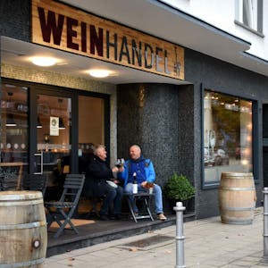 Die abends bis 22 Uhr geöffnete Weinbar an der Mittelstraße bringt Leben ins alte Leichlinger Stadtviertel.